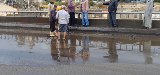 رئيس "إيتاى البارود" يتابع سحب مياه الأمطار من الشوارع والطريق الزراعى