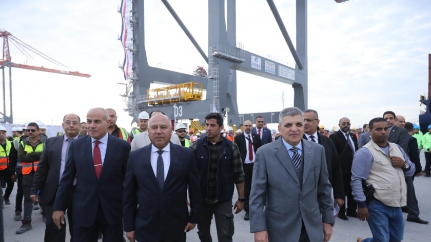 وزير النقل يتفقد التشغيل التجريبي لمحطة «تحيا مصر» في ميناء الإسكندرية