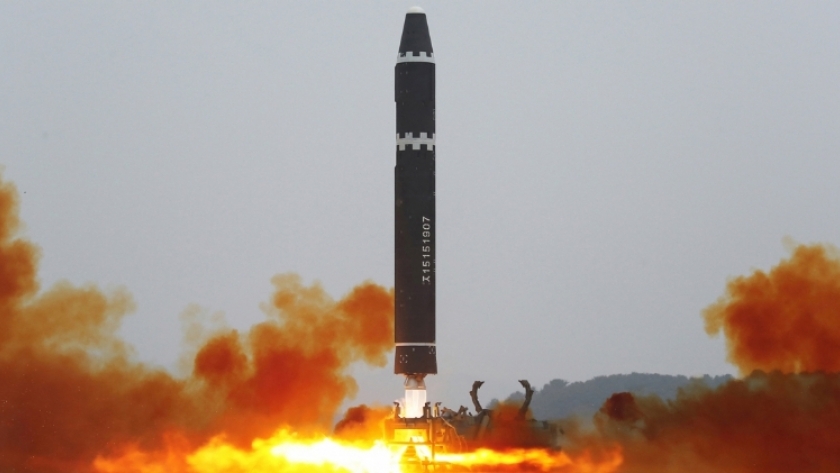 إطلاق صاروخ «هواسونج 15» الباليستي العابر للقارات