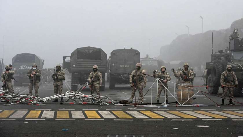 قوات روسية أثناء توجهها إلى كازاخستان