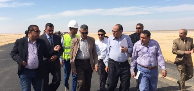 بالصور| وزير النقل من المنيا: الدولة مهتمة بإنشاء شبكة طرق بالصعيد
