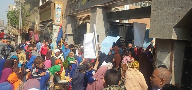 بالصور| تظاهرة في بني سويف للمطالبة بعدم رحيل رئيس مدينة: "اخترناه اخترناه"