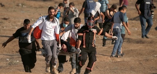 نقل سيدة فلسطينية مصابة بالاختناق نتيجة الاشتباكات مع قوات الاحتلال فى غزة