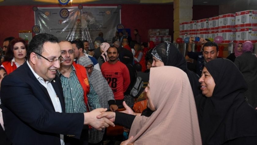 محافظ الإسكندرية يشارك في احتفالية توزيع جهاز ١٥٠ عروسة من الفئات الأولي بالرعاية من قرى وعزب المحافظة 