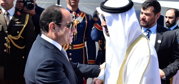 السيسي يستقبل ولي عهد أبو ظبي في مطار القاهرة