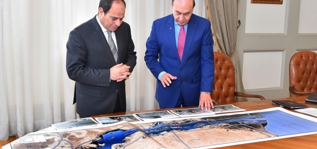الرئيس عبدالفتاح السيسى مع رئيس هيئة قناة السويس