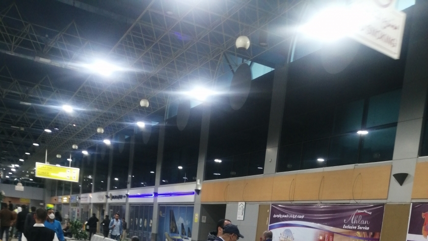 مصادر للوطن : القابضة للمطارات تواصل تركيب كاميرات حراريه بصالات الوصول بمطار القاهرة