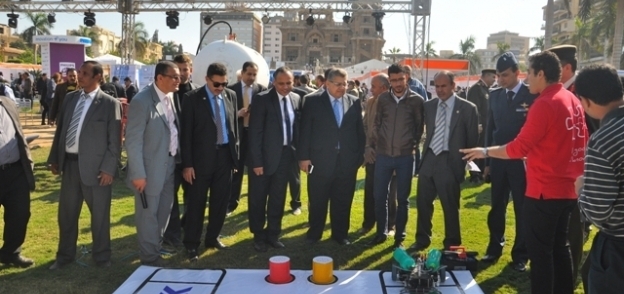 بالصور| وزير التعليم العالي يفتتح معرض القاهرة الدولي للابتكار