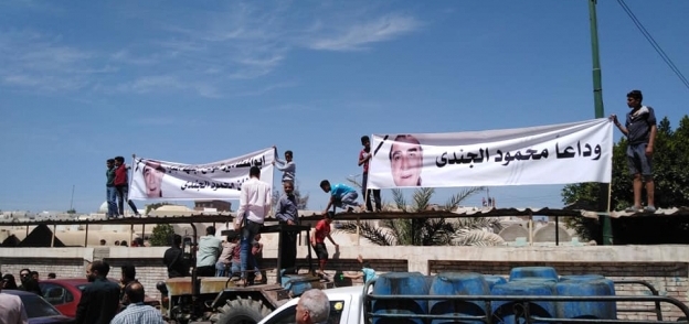 أهالى أبوالمطامير يشيعون جثمان محمود الجندى بـ"لافتات الوداع"