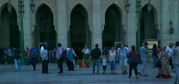 مواطنون أثناء ذهابهم لمجمع التحرير أمس لقضاء حوائجهم