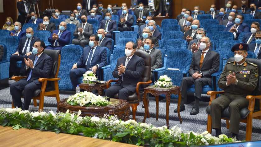 الرئيس عبدالفتاح السيسي ورئيس الوزراء ووزير الدفاع خلال افتتاح مدينة الدواء اليوم