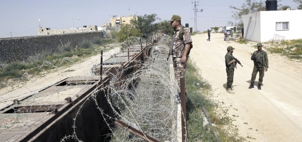 القوات المصرية على الحدود بين سيناء وقطاع غزة