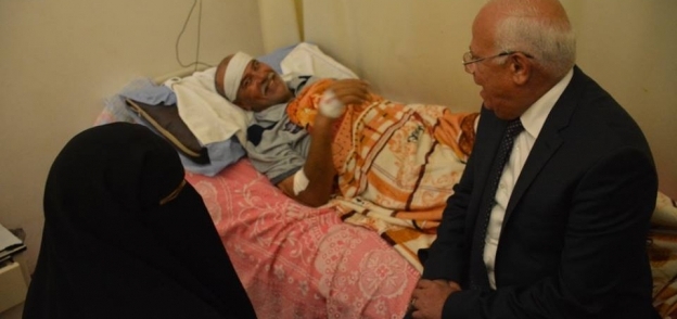 محافظ بورسعيد خلال زيارته إحدي المستشفيات بالمحافظة