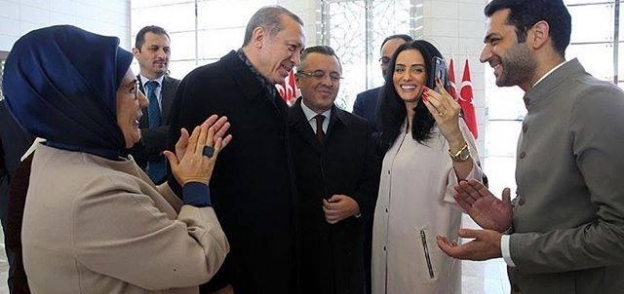 أردوغان وزوجته أثناء طلب يد ملكة جمال المغرب