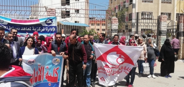 مسيرة لطلاب كليات آداب وفنون تطبيقية  جامعة دمياط وطوابير أمام أبو بكر