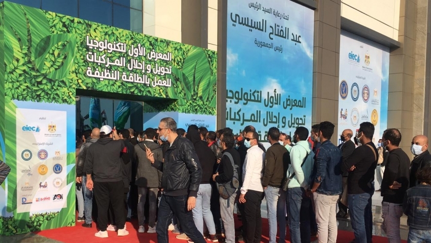 مواطنون يقتحمون أبواب المعرض بعد ساعات من وقوفهم في طوابير