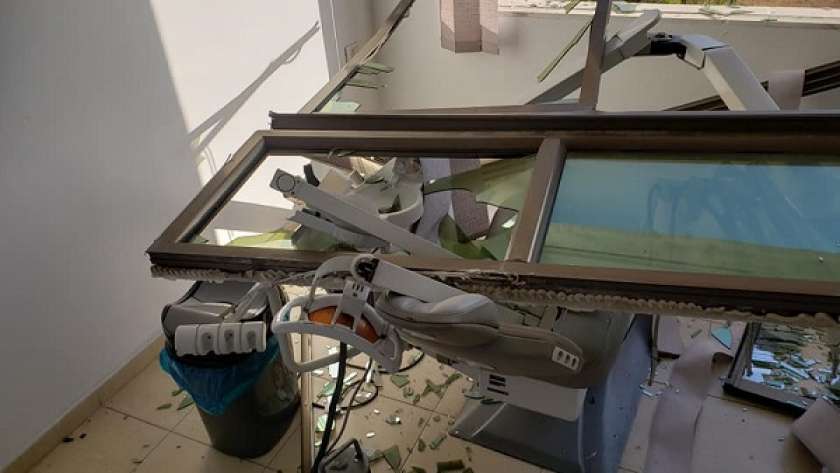 عيادة الطبيب الفلسطيني التي تدمرت بسبب قصف الاحتلال
