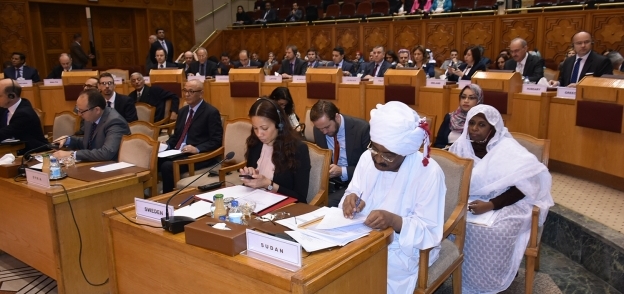 السفير السوداني خلال حضور الاجتماع