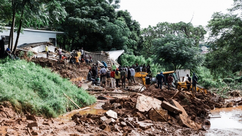 فيضانات جنوب افريقيا تقطع تقطع الطرق والكهرباء