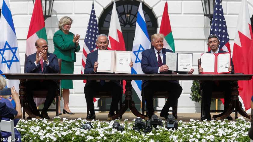 صورة أثناء توقيع اتفاقية السلام