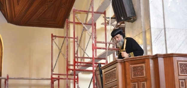 بالصور| استعدادا لقداس العيد.. "تواضروس" يتفقد سير العمل بالكاتدرائية