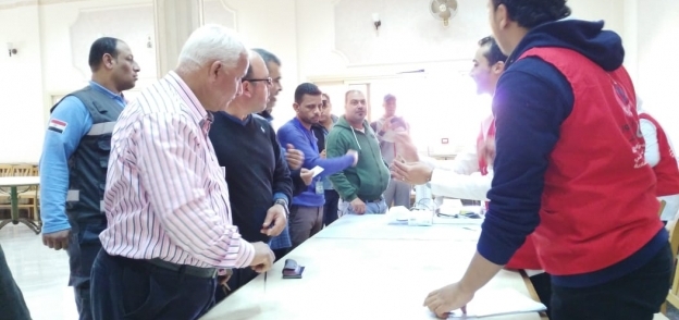 مواطنون يخضعون للكشف الطبي في شمال سيناء