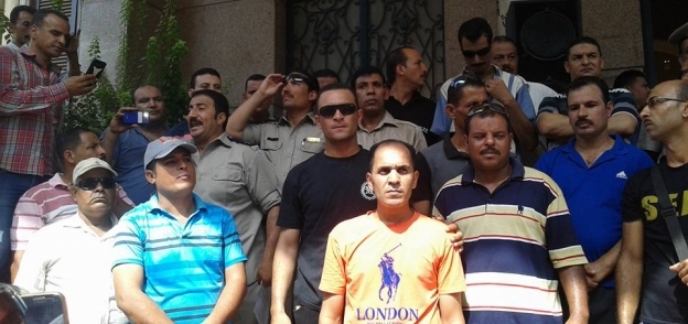 بالصور| أمناء الشرطة يحتجون أمام 9 أقسام بالشرقية للمطالبة بمستحقاتهم