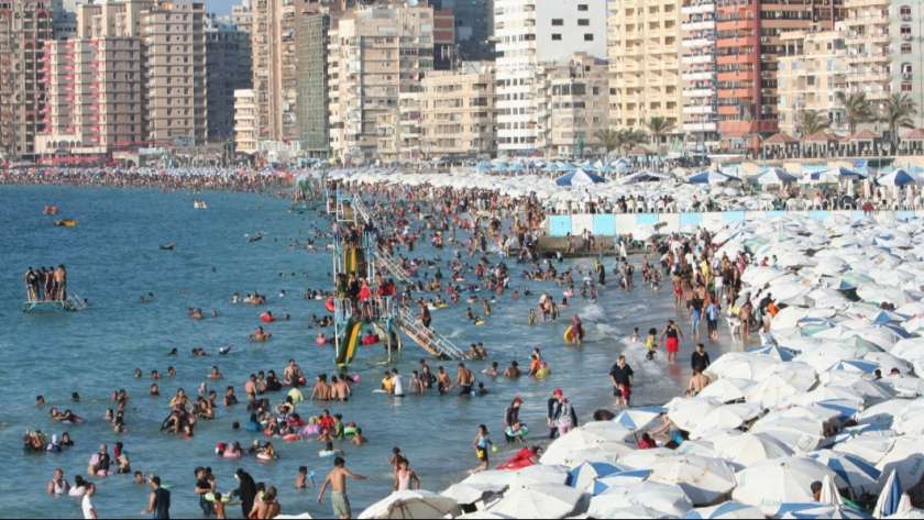 شواطئ الاسكندرية مكتظة بالمصطافين هذا العام