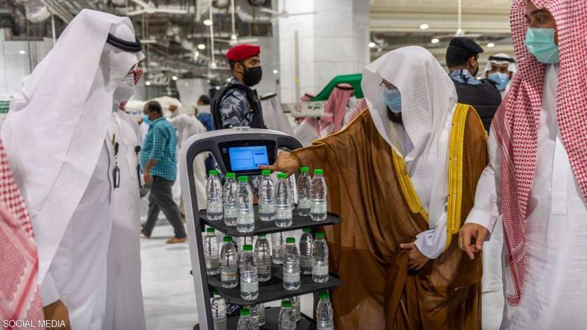 روبوت ذكي لتوزيع ماء زمزم في الحرمين دون تلامس