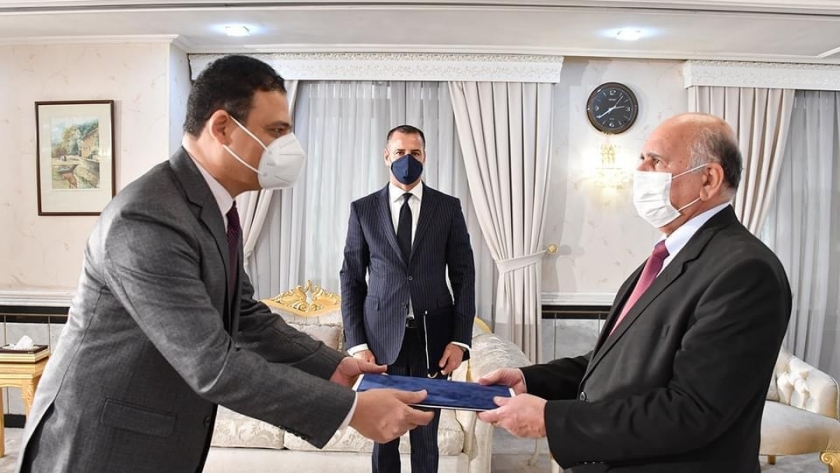 وزير الخارجية العراقي يتسلم نسخة من أوراق اعتماد السفير المصري الجديد لدى العراق