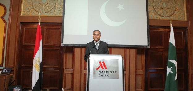 السفير الباكستاني في القاهرة مشتاق علي شاه خلال القاء كلمته