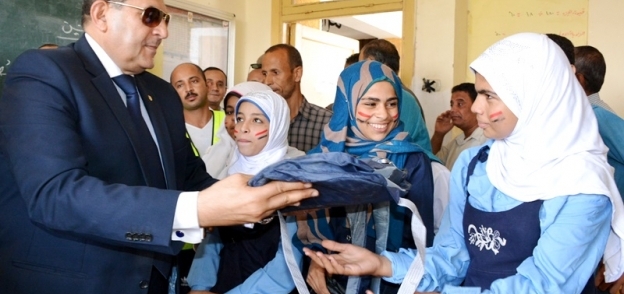 محافظ سوهاج يوزع 1000 حقيبة على طلاب المدارس