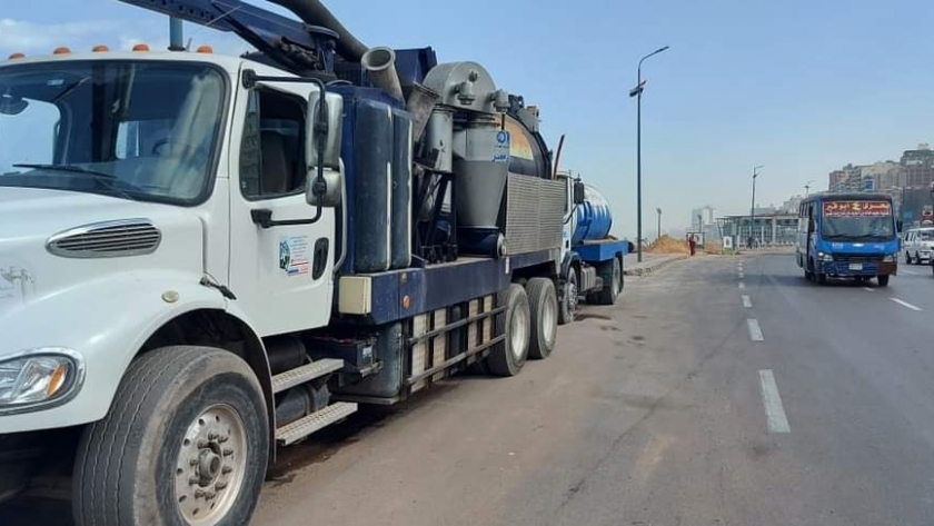 إنتشار سيارات الصرف الصحي في شوارع الإسكندرية