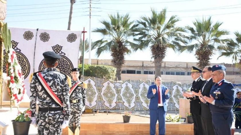 وضع إكليل من الزهور على النصب التذكاري لشهداء الشرطة في الشرقية