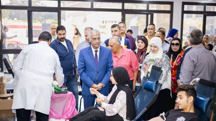 رئيس جامعة بورسعيد خلال التبرع بالدم لاهالي غزة