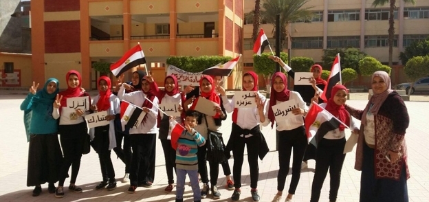 طالبات يرفعن أعلام مصر غرب الإسكندرية لحث المواطنين علي الانتخاب