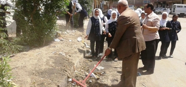 حملة نظافة " من بيتك للشارع" تصل المدارس بأسوان