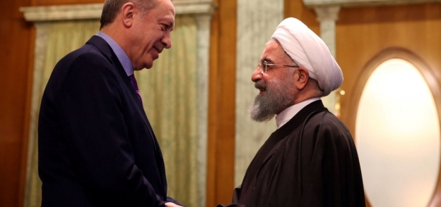 روحاني يصافح نظيره التركي أردوغان