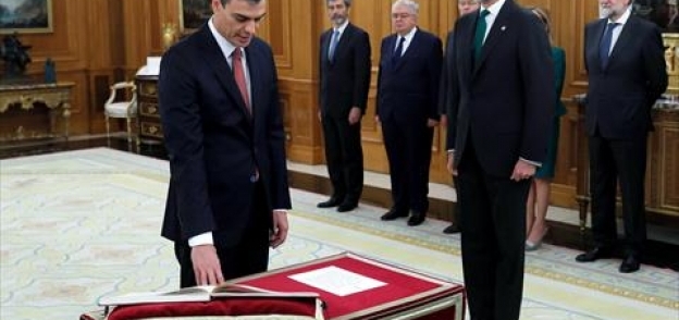 رئيس الوزراء الإسباني الجديد بيدرو سانشيز يؤدي اليمين الدستورية أمام الملك فيليبي السادس