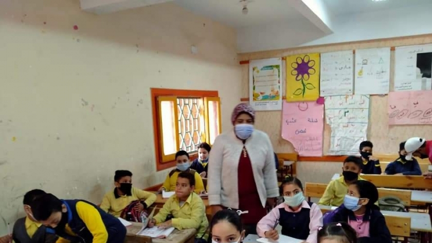 الطلاب يرتدون الكمامات الطبية دخول الفصول الدراسية مع عودة الدراسة