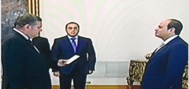 وزير قطاع الأعمال يؤدي اليمين الدستورية أمام الرئيس