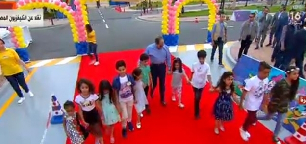 الرئيس السيسي برفقة عدد من أبناء الشهداء في مركز المنارة
