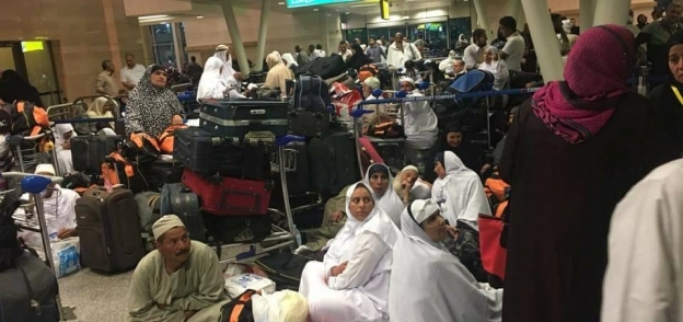 معتمرين مصريين بمطار القاهرة