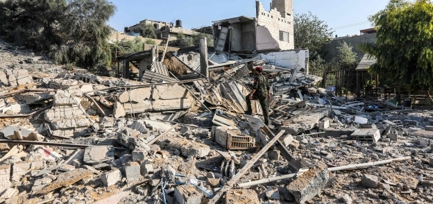 أحد المنتمين لحركة حماس يتفقد آثار القصف الإسرائيلى على قطاع غزة