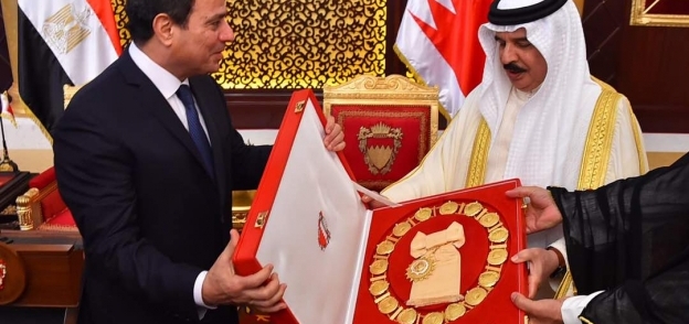 ملك البحرين يمنح السيسي أعلى وسام في المملكة