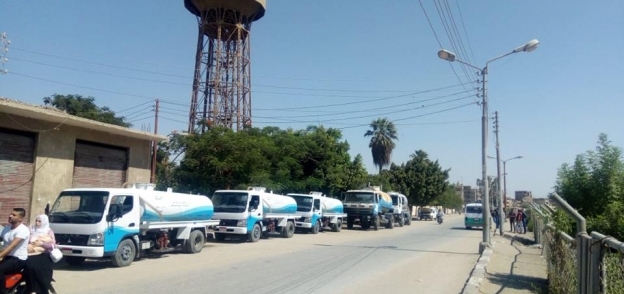 بالصور|  5سيارات لنقل مياه الشرب النقية تجوب قرى طامية