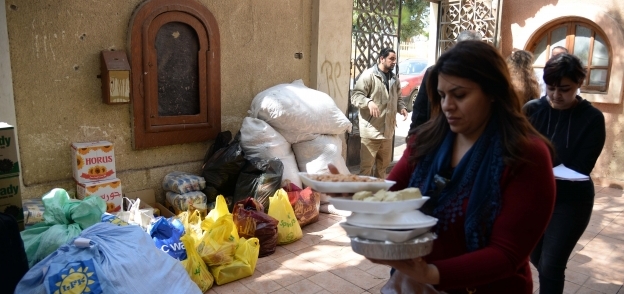 أسرة قبطية أثناء إعداد الطعام داخل مقر إقامتها بالإسماعيلية