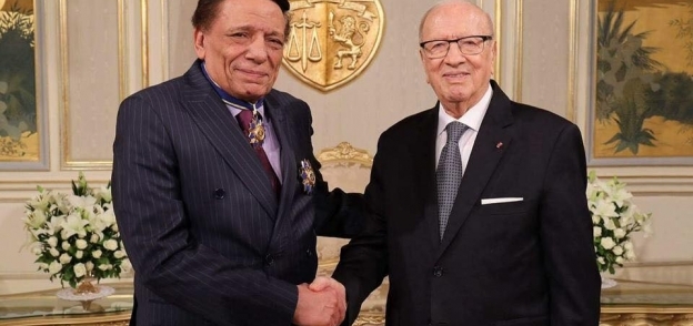 الرئيس التونسي يصافح عادل إمام
