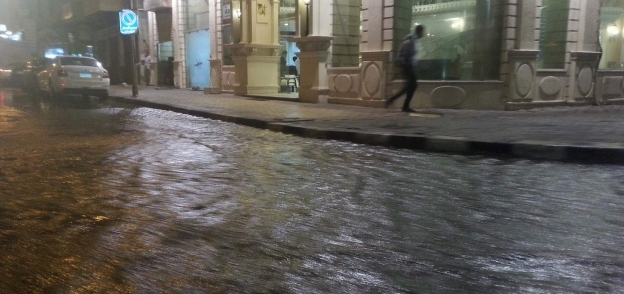 غرق الشاطبي بكورنيش الإسكندرية .. والصرف الصحي  يدفع بسيارات لسحب المياه