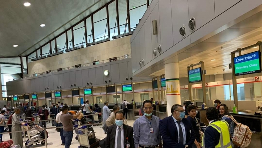 3 رحلات استثنائية تصل القاهرة تقل 600 مصري من العالقين في الكويت